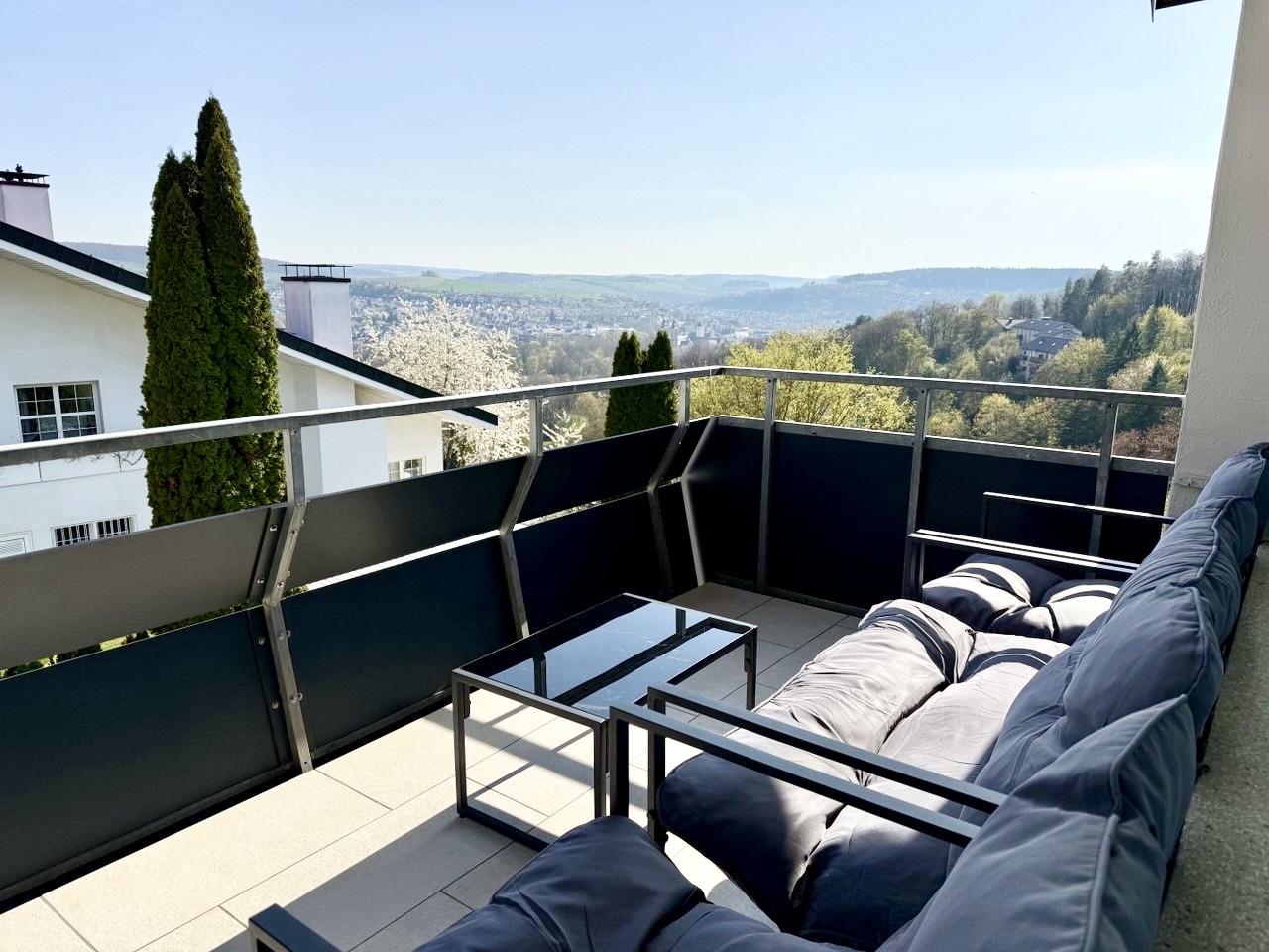 3 BR | kostenloser Parkplatz, WLAN, Balkon 2